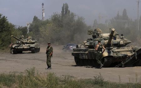 © Reuters. Soldados e tanques russos em Kamensk-Shakhtinsky, na região de Rostov, perto da fronteira com a Ucrânia