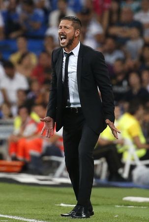 © Reuters. Ocho partidos para Simeone tras su expulsión en la Supercopa