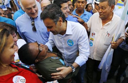 © Reuters. Candidato à Presidência do PSDB, Aécio Neves, faz campanha no centro do Rio de Janeiro