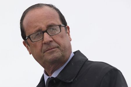 © Reuters. SANS MAJORITÉ ACQUISE, HOLLANDE TENTE LE TOUT POUR LE TOUT