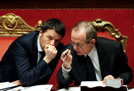 © Reuters. Una immagine di archivio di Matteo Renzi e Pier Carlo Padoan