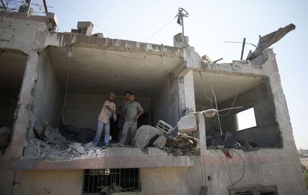 © Reuters. Casa supostamente atingida por ataque aéreo israelense