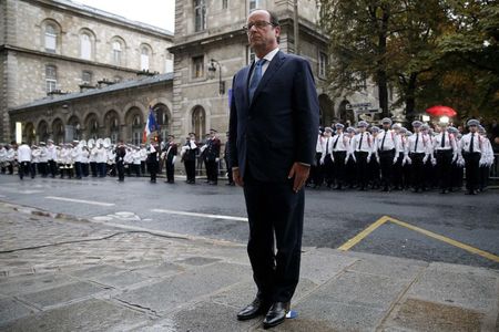 © Reuters. HOLLANDE DÉFEND SA LIGNE POLITIQUE APRÈS LE DÉPART DE MONTEBOURG