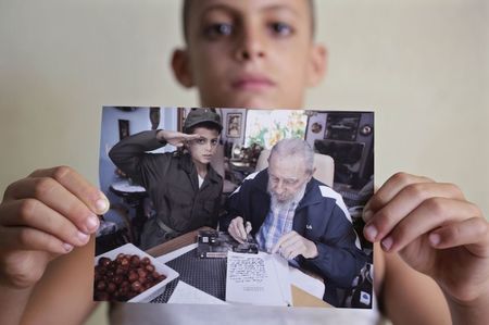 © Reuters. Marlon Mendez mostra foto de encontro com Fidel Castro em Havana 