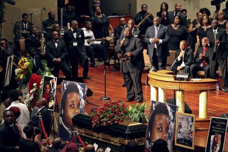 © Reuters. Músicos cantam em funeral de Michael Brown 