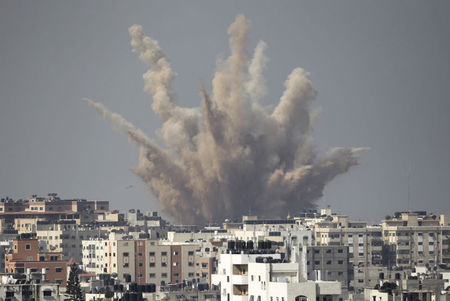 © Reuters. غارات إسرائيلية على غزة تقتل فلسطينيين اثنين وتصيب 20