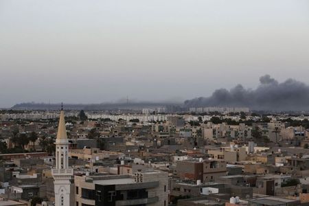 © Reuters. مسؤولون أمريكيون: مصر والإمارات شنتا غارات جوية على طرابلس