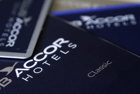 © Reuters. An illustration picture shows loyalty guest cards of Europe's largest hotel group Accor displayed on a desk in Paris