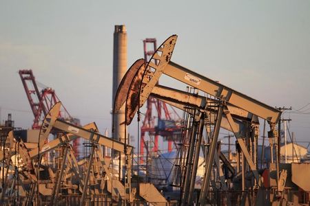 © Reuters. Станки-качалки на нефтяном месторождении в США