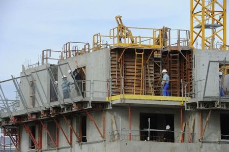 © Reuters. LES MISES EN CHANTIER DE LOGEMENTS POURSUIVENT LEUR RECUL