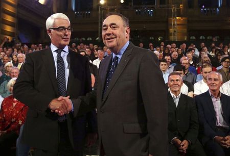 © Reuters. Better Together leader Darling and Scottish First Minister Salmond of Scotland shakes hands at the second television debate over Scottish independence at Kelvingrove Art Gallery and Museum in Glasgow