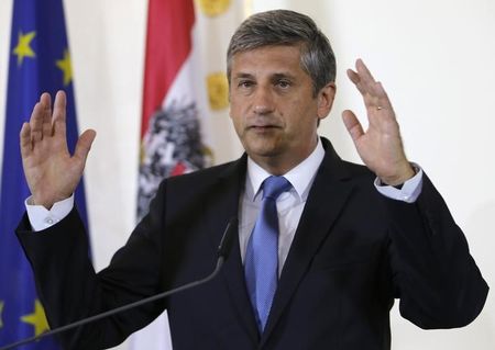 © Reuters. Austrian Finance Minister Spindelegger addresses a news conference in Vienna