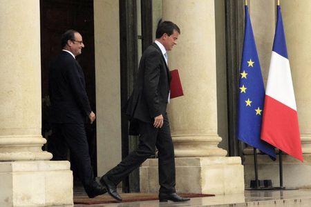 © Reuters. Francia presentará gabinete reformista tras salida de ministros rebeldes