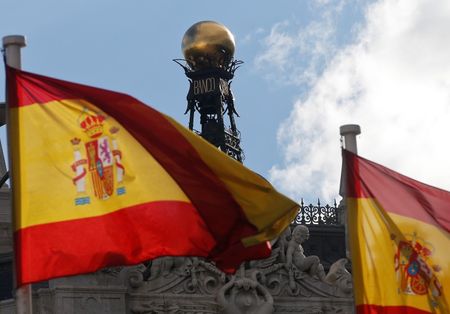 © Reuters. España adjudica 3.500 millones en letras con interés en mínimos históricos
