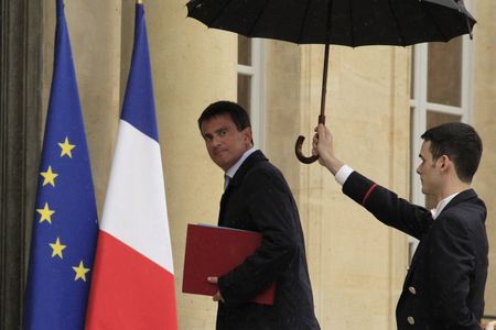 © Reuters. Primeiro-ministro francês, Manuel Valls, chega ao Palácio do Eliseu, em Paris