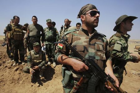 © Reuters. Forças curdas peshmerga no vilarejo de Omar Khaled, perto de Tal Afar, a oeste de Mosul