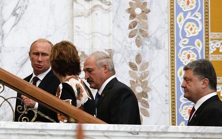 © Reuters. Presidente russo, Vladimir Putin, chefe de política externa da UE, Catherine Ashton, presidente de Belarus, Alexander Lukashenko, e presidente da Ucrânia, Petro Poroshenko, em Minsk