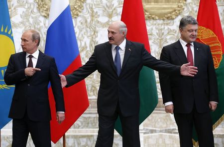 © Reuters. Presidente russo, Vladimir Putin, presidente de Belarus, Alexander Lukashenko, e presidente ucraniano, Petro Poroshenko, em Minsk