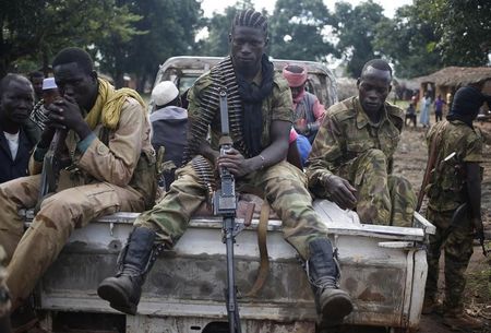 © Reuters. Seleka fighters take a break as they sit on a pick-up truck in the town of Goya
