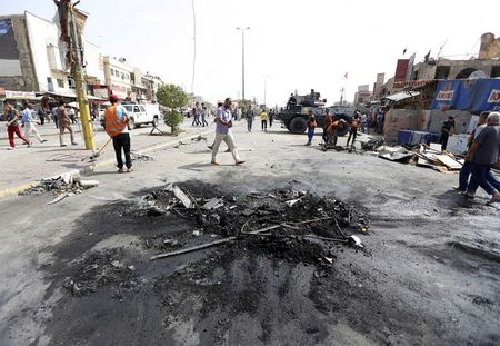 © Reuters. الشرطة ومصادر طبية: مقتل ثمانية في انفجار سيارة ملغومة بحي شيعي ببغداد