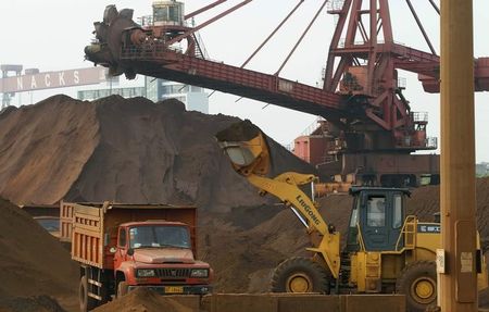 © Reuters. Caminhão sendo carregado com minério de ferro no porto de Nantong, na província de Jiangsu 