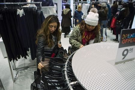 © Reuters. People shop at H&M on Thanksgiving Day in New York