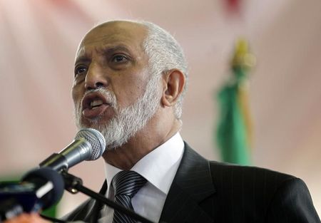 © Reuters. Algeria's National Liberation Front leader Abdelaziz Belkhadem gives a speech during a parliamentary election campaign rally in Algiers