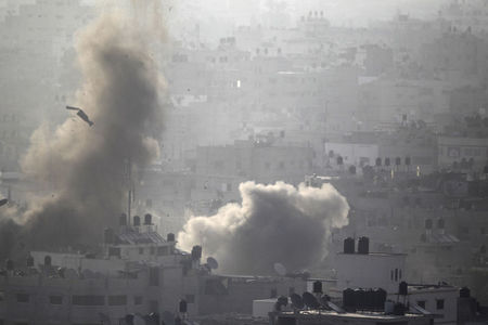 © Reuters. مصر تعلن وقفا لاطلاق النار في غزة يبدأ الساعة 1600 بتوقيت جرينتش