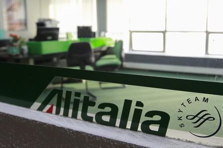 © Reuters. Alitalia, cda discute di nuove società, asset per newco