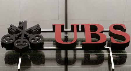 © Reuters. Raindrops cover the logo of Swiss bank UBS at an office building in Zurich