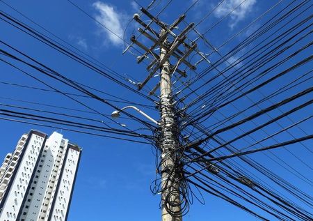 © Reuters. Cabos de energia em Salvador.