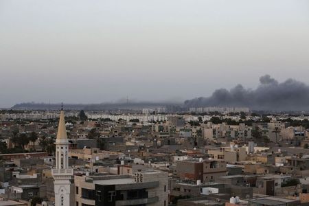 © Reuters. Plumes of black smoke is seen after war planes struck Misrata positions in Tripoli, in an attack claimed by renegade general Khalifa Haftar