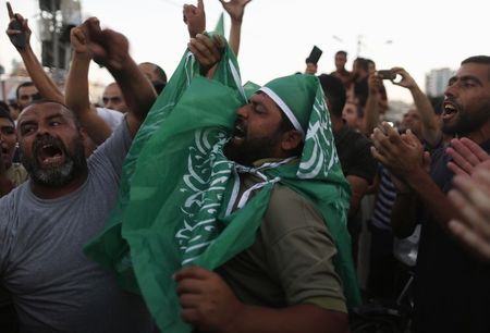© Reuters. بدء سريان هدنة في غزة والفلسطينيون يحتفلون