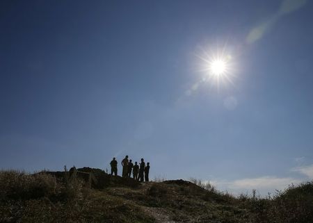 © Reuters. Украинские военные под Луганском 