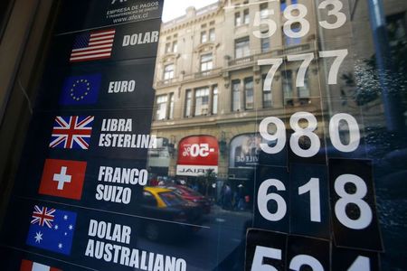 © Reuters. A board shows the exchange rate of several currency against the Chilean Peso at a money exchange bureau in downtown Santiago