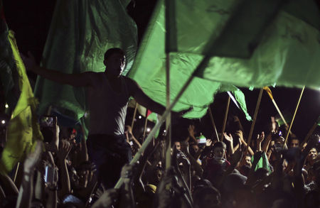 © Reuters. Palestinos comemoram trégua em Gaza