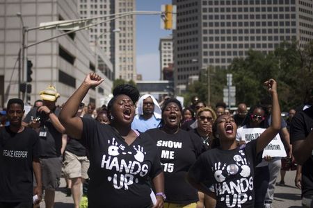 © Reuters. Manifestantes pedem justiça no caso do assassinato de Michael Brown em St. Louis, no Missouri, Estados Unidos