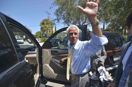 © Reuters. Former Florida Governor Charlie Crist waves after meeting supporters outside the North Miami Public Library in Miami