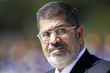 © Reuters. زوجة أحد مساعدي مرسي المسجونين تطرح قضيته مع مسؤولين دوليين