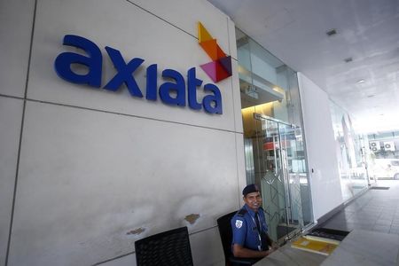 © Reuters. A security officer guards in front of the Axiata headquarters buiding in Kuala Lumpur