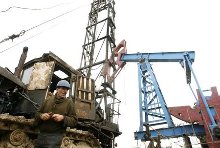 © Reuters. Рабочий на нефтяном месторождении в Баку 