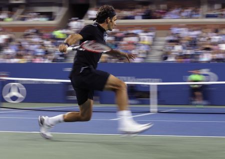 © Reuters. Federer vence a Matosevic en el Abierto de EEUU