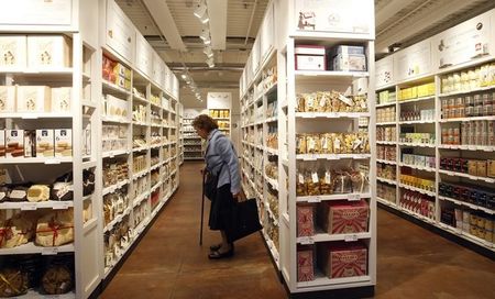 © Reuters. Una cliente in un negozio a Milano