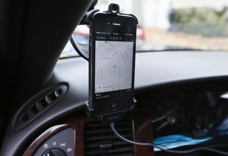 © Reuters. Transportation app Uber is seen on the iPhone of limousine driver Shuki Zanna in Beverly Hills