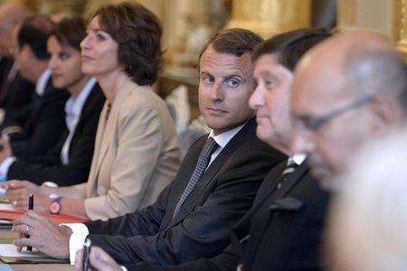 © Reuters. FRANÇOIS HOLLANDE PRÔNE LA SOLIDARITÉ GOUVERNEMENTALE