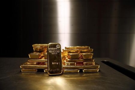 © Reuters. قطع الذهب في لندن صباحا على 1285 دولارا للأوقية