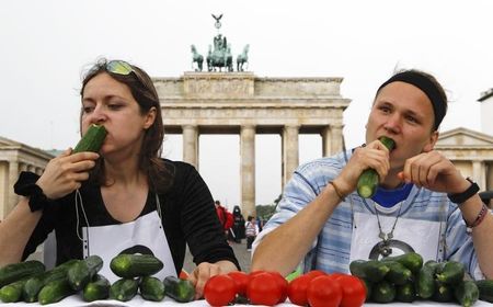 © Reuters. Участники конкурса едят огурцы в Берлине 