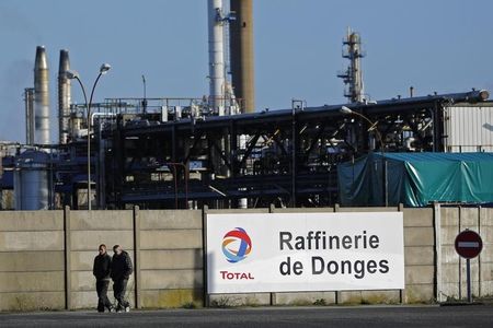 © Reuters. TOTAL VEUT ADAPTER SES ACTIVITÉS FRANÇAISES DE RAFFINAGE À LA BAISSE DE LA DEMANDE 