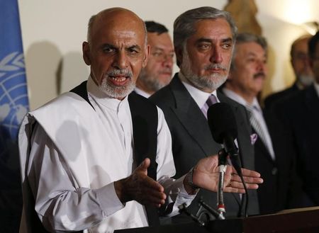 © Reuters. Afghanistan's presidential candidate Ghani speaks with rival candidate Abdullah at his side during a news conference at the United Nations  announcing a deal to audit all election votes in Kabul