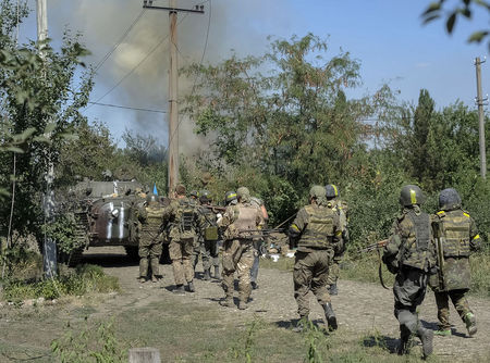 © Reuters. Militares ucranianos durante confronto com separatistas pró-Rússia em cidade do leste da Ucrânia